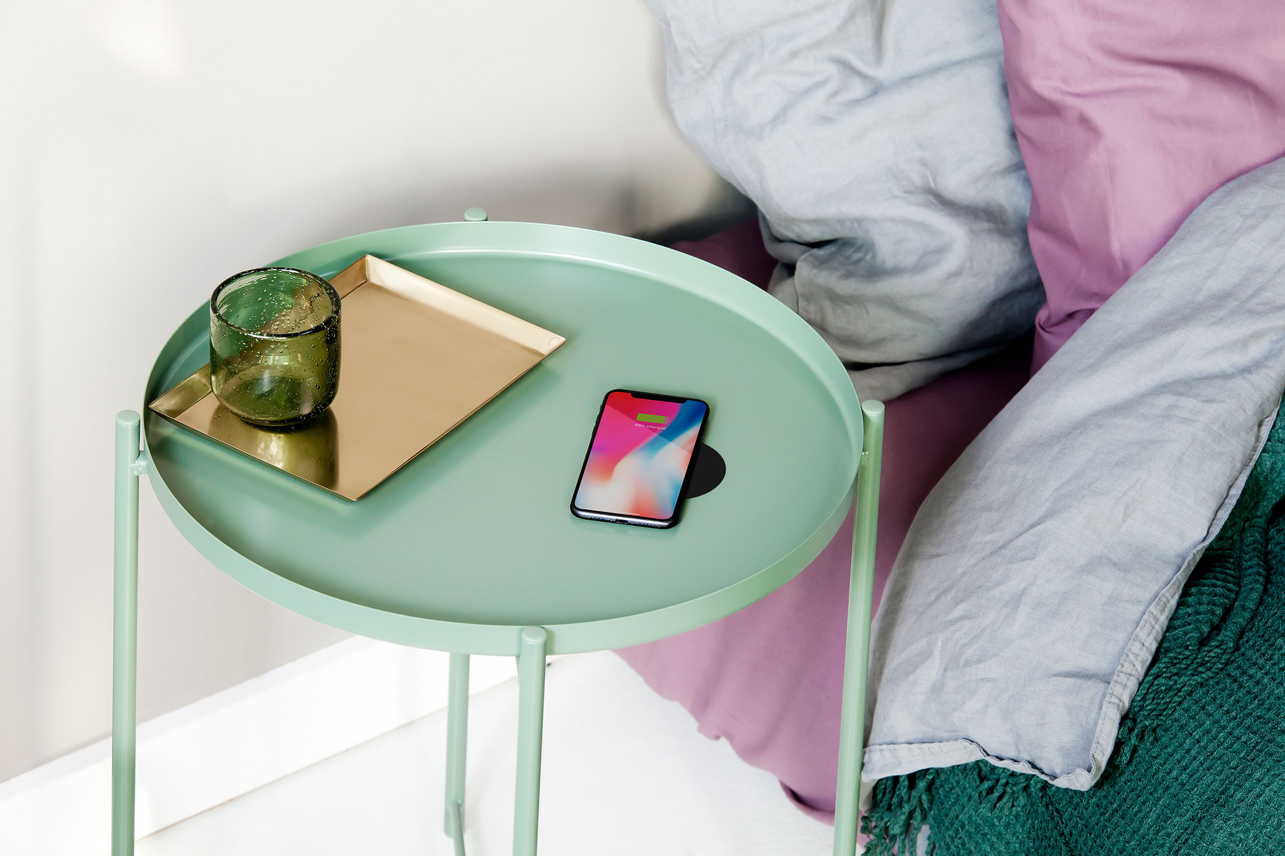 Zens Built-in Wireless Charger for Consumers ZEBI01B lifestyle